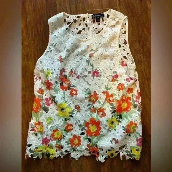 Sleeveless Blouse Women’s Size Medium Floral Designs Perfect for Summer Coastal - Picture 1 of 7